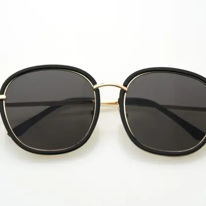 Geleige sunglass with UV protection glass